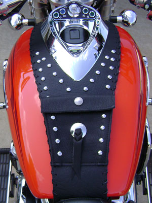 Classic tank bra mounted on a Kawasaki Mean Streak — front view